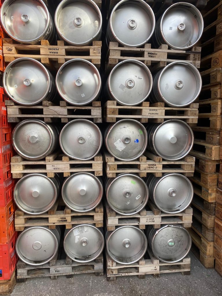 Fûts d’occasion stockés horizontalement sur des palettes