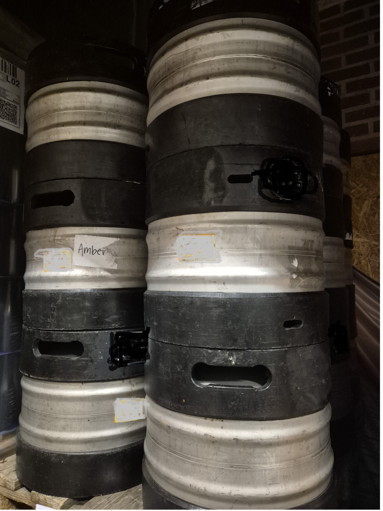 Fûts d’occasion empilés en stockage